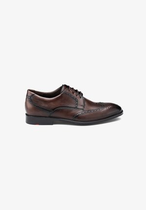 Herren braune Leder-Oxfordschuhe mit Broguedetails, schwarzer Sohle und geschlossenem Schnürsystem, seitlich dargestellt.