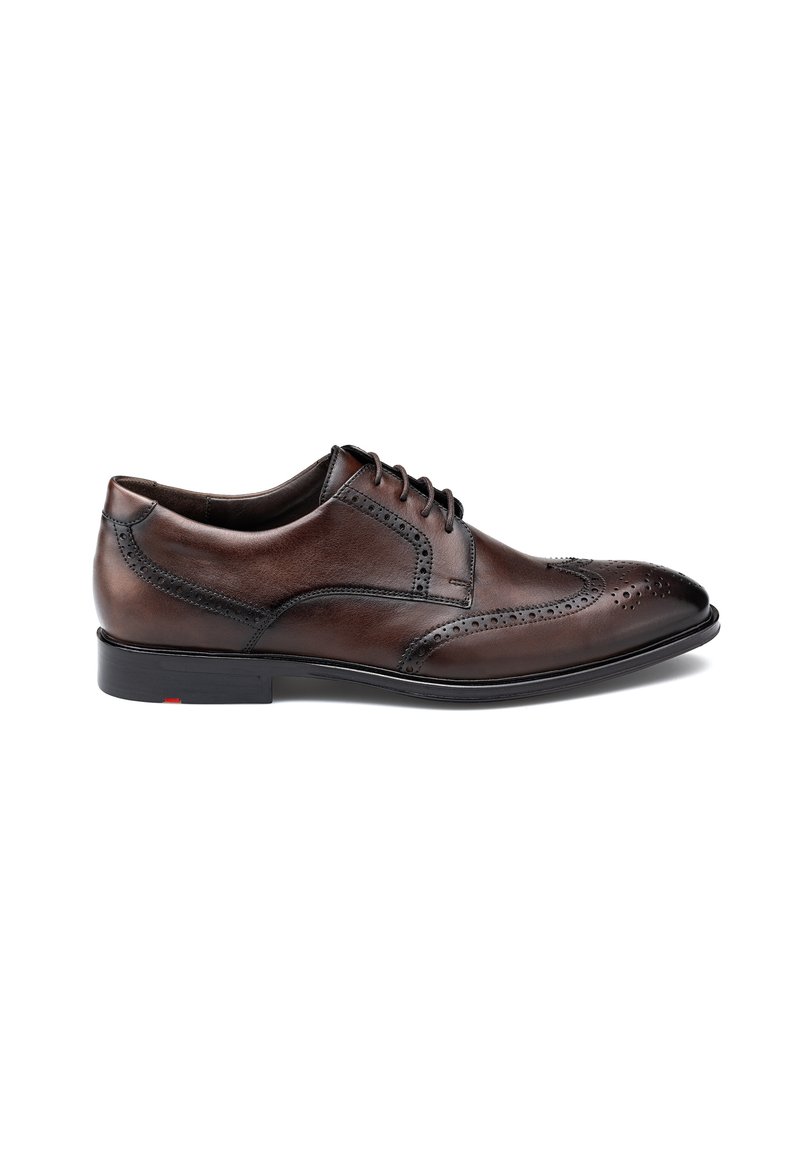 Chaussure Oxford en cuir marron pour homme avec des détails en brogue, semelle noire et système de laçage fermé, présentée en profil latéral.