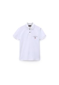 Biela polo tričko vyrobené z bavlny. Má dvojitý gombík, krátke rukávy a malé logo na ľavej hrudi s detailom vlajky.