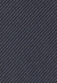 Ciemnoniebieska tkanina o skośnej fakturze z prążkami. Powierzchnia ma subtelne wariacje, które nadają jej strukturalny wygląd.