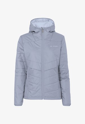 Veste isolante gris clair avec fermeture éclair sur le devant et capuche. Présente une couture en chevrons et un logo sur la poitrine gauche. Texture lisse.