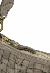 Borsa a spalla in pelle grigia con texture intrecciata, caratterizzata da una zip e accessori dorati. Include un gancio per il fissaggio della tracolla.