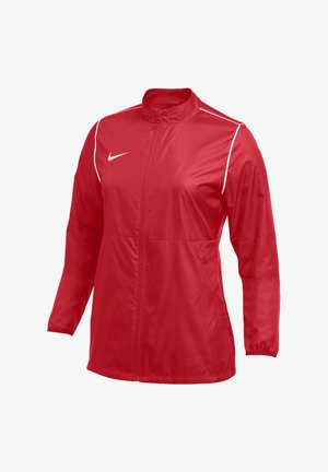Rød Nike sportjakke med fuld lynlås foran, lange ærmer, høj krave, hvide pipingdetaljer på skuldrene og et hvidt Nike-logo på brystet.