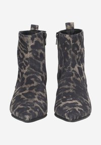 Bottines en imprimé léopard gris et noir, fabriquées en daim doux, avec un bout pointu et une fermeture éclair sur le côté.