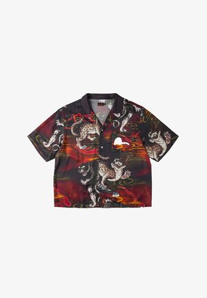 Camicia a maniche corte con bottoni e colletto nero, con una stampa vivace di tigri, nuvole e fiamme stilizzate in tonalità rosse, nere e oro.