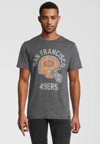 Grå bomulls-T-shirt med en grafik av en San Francisco 49ers hjälm och text. Korta ärmar och rundad halsringning. Avslappnad passform.
