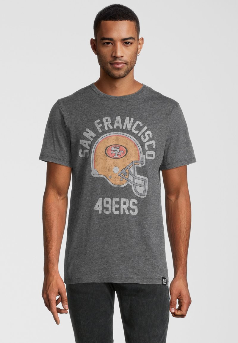 Grå bomulls-T-shirt med en grafik av en San Francisco 49ers hjälm och text. Korta ärmar och rundad halsringning. Avslappnad passform.