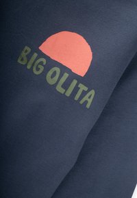 Granatowa bluza z dużym koralowym grafiką półsłońca nad zielonym napisem "BIG OLITA". Wykonana z miękkiego bawełnianego materiału.
