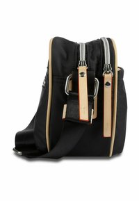 Schwarze Nylon-Tasche mit doppelten Reißverschlüssen, Lederakzenten, verstellbarem Tragriemen und sichtbaren Nähdetails. Kompaktes Design für einfaches Tragen.