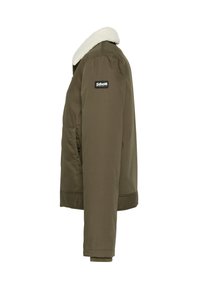 Oliwkowo-zielona, ocieplana kurtka z białym kołnierzem z sztucznego baranka, bocznymi kieszeniami, ściągaczami na mankietach i czarną naszywką z logo na lewej piersi.