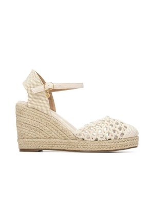 Sandalo beige con zeppa, suola in espadrillas intrecciata, tomaia a crochet con punta aperta e cinturino alla caviglia con fibbia dorata e piccolo charm.