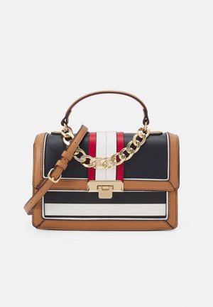 Bolso estructurado en cuero negro y marrón con franjas blancas y rojas. Cuenta con un asa de cadena dorada y un cierre de metal.