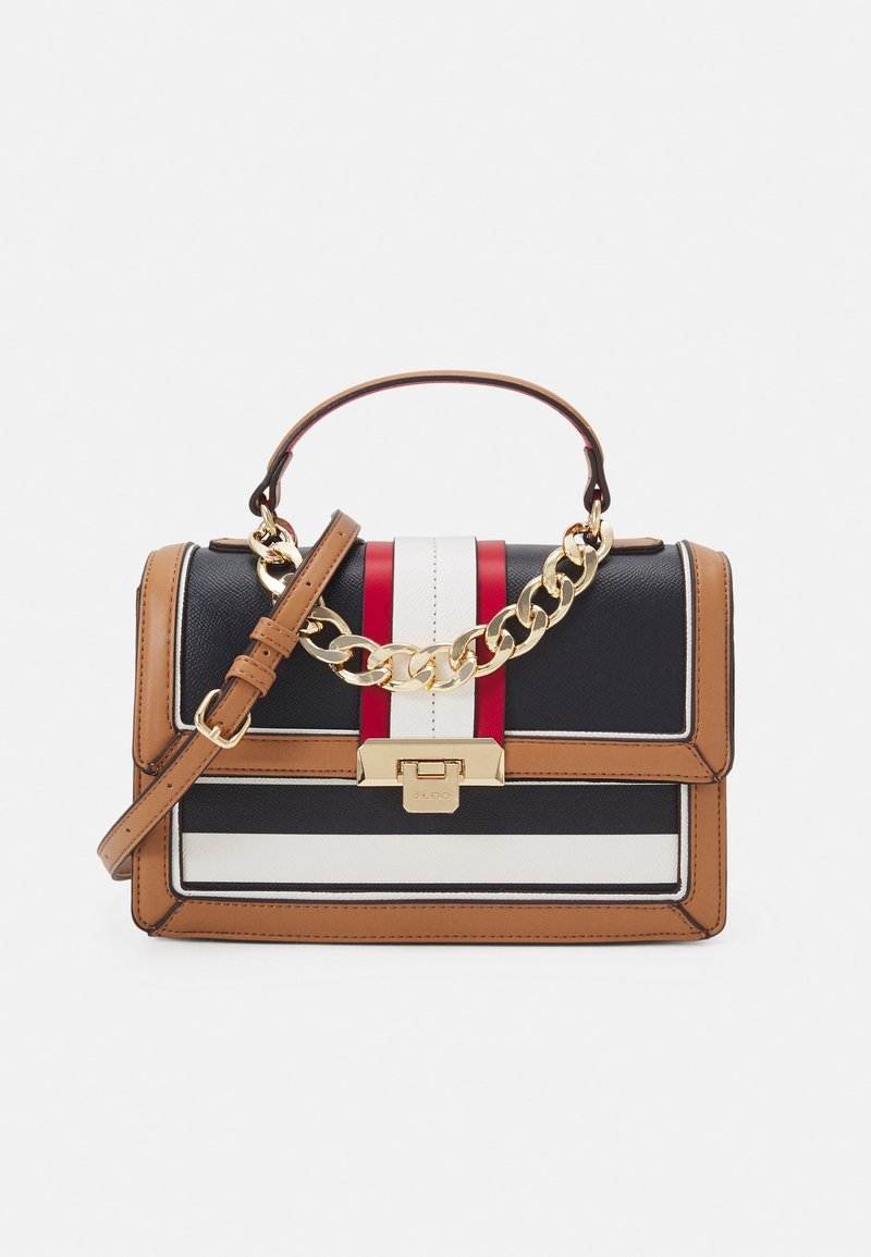 Bolso estructurado en cuero negro y marrón con franjas blancas y rojas. Cuenta con un asa de cadena dorada y un cierre de metal.