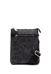Borsa a tracolla nera con tasca frontale con zip, caratterizzata da un motivo testurizzato di timbri di viaggio e una tracolla regolabile robusta.