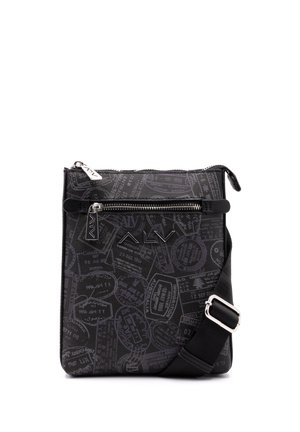 Sac à bandoulière noir avec une poche avant zippée, ornée d'un motif texturé de timbres de voyage et d'une sangle robuste et réglable.