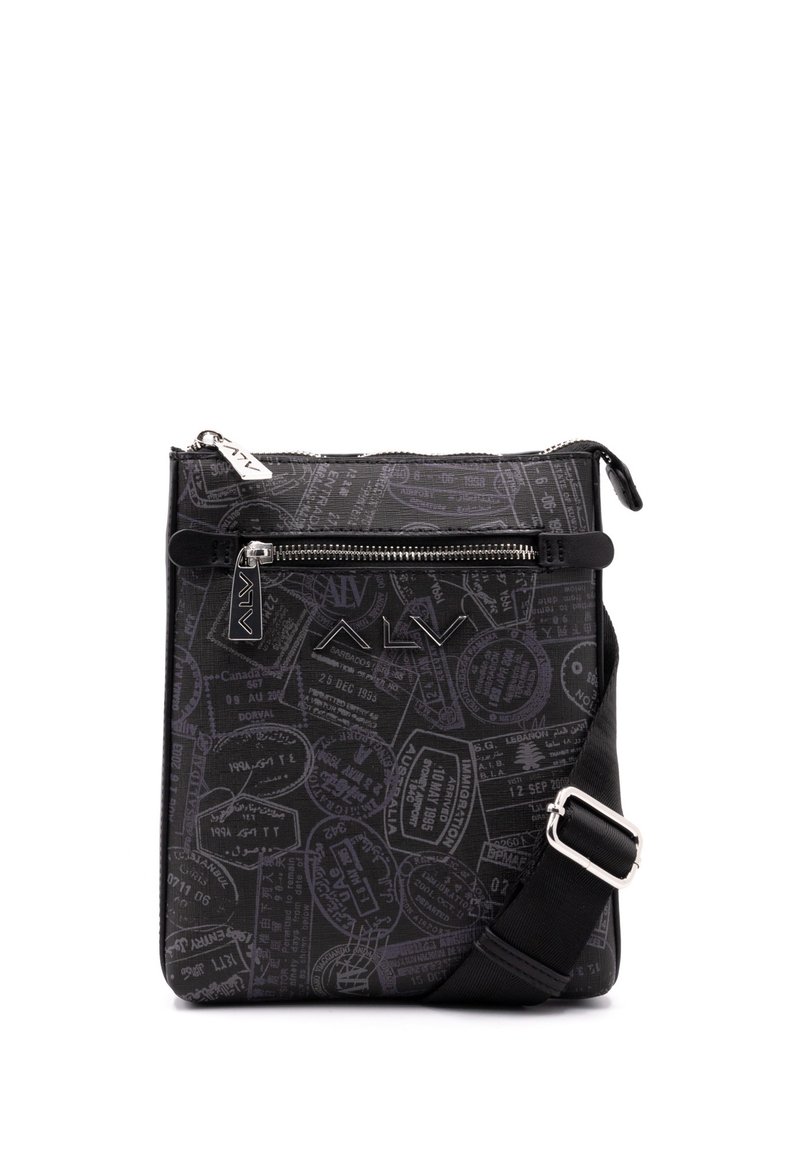 Borsa a tracolla nera con tasca frontale con zip, caratterizzata da un motivo testurizzato di timbri di viaggio e una tracolla regolabile robusta.