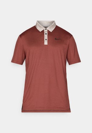 Bordeauxfarbenes Polo-Shirt mit beigem Kragen, drei Knöpfen und schwarzem Nike-Logo. Glatte Textur, kurze Ärmel und Seitenschlitze am Saum.