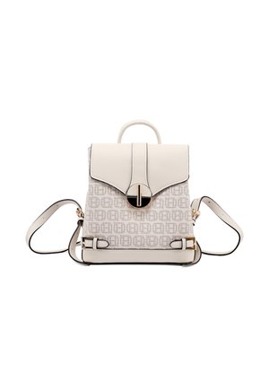 Zaino quadrato beige con corpo in tessuto decorato, patta liscia con chiusura metallica e spallacci regolabili su sfondo bianco.