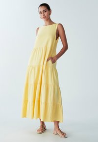 ST MRLO BYRON - Dolga obleka - powder yellow