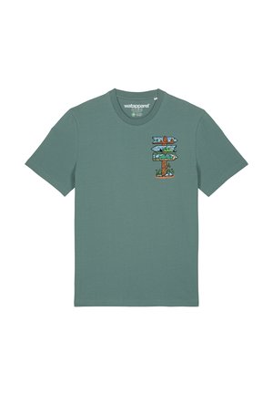 T-shirt en coton vert avec un col rond, ornée d'un graphique coloré de panneaux directionnels représentant des scènes de nature sur la poitrine gauche.