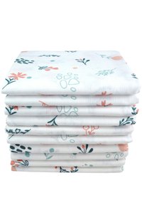 Sets van zacht, wit katoen metPastel bloemenpatronen in roze, groen en zwart. Netjes opgevouwen in een stapel van zeven.