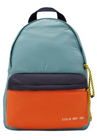 Zaino con tre sezioni in azzurro chiaro, grigio scuro e arancione, con cordino giallo e nero e testo bianco sulla tasca frontale.