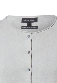 Graue Strickjacke aus Bio-Baumwolle und Kaschmir mit rundem Ausschnitt, Fünf-Knopf-Verschluss und geripptem Muster. Sichtbare Etiketten mit Marken- und Größenangaben.