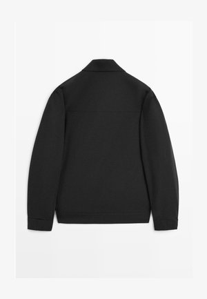 Schwarze Langarmjacke mit Kragen, geradem Saum und ohne sichtbare Muster oder Verzierungen, von hinten vor einem weißen Hintergrund betrachtet.