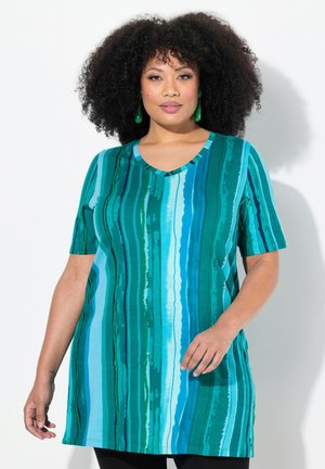 Korte mouw tuniek in verschillende tinten teal en blauw met verticale strepen. Ronde halslijn en een comfortabele pasvorm, gemaakt van zachte stof.