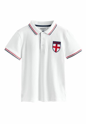 Biała koszulka polo z czerwono-granatowym prążkowanym kołnierzem i rękawami, emblemat herb Anglii na piersi, rozpinana na trzy guziki, krótkie rękawy.