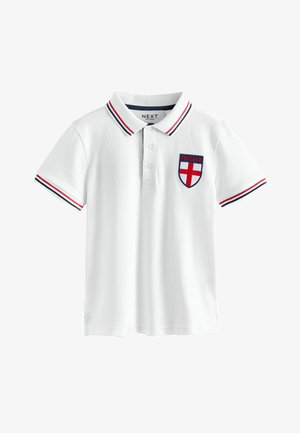 Biała koszulka polo z czerwono-granatowym prążkowanym kołnierzem i rękawami, emblemat herb Anglii na piersi, rozpinana na trzy guziki, krótkie rękawy.