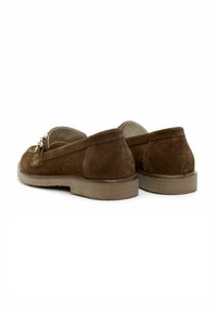 Bruine suede loafers met een laag profiel, voorzien van een subtiele textuur en een gladde zool. Klassiek instapmodel met minimale details.