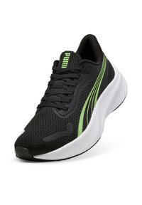 Scarpa sportiva nera con tomaia in rete, dettagli verdi e una intersuola bianca. Presenta lacci prominenti e una superficie texture.
