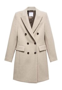 Manteau en laine beige à double boutonnage avec six boutons foncés, larges revers, poches à rabat et manches longues.
