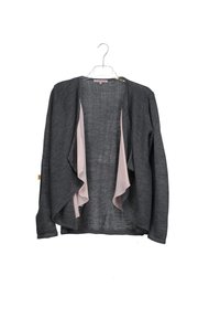 Cardigan grigio aperto davanti con un esterno a maglia testurizzata e una fodera rosa liscia. Presenta una parte anteriore drappeggiata e maniche lunghe. Appende a un gancio metallico.