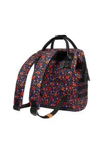 Rucksack mit floralem Muster und schwarzen Lederelementen, verstellbaren Trägern und einem oberen Griff. Merkmale sind lebendige rote, orange und lila Blumen.