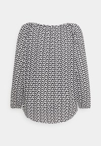 Langärmlige Bluse mit einem schwarz-weißen abstrakten Muster, rundem Ausschnitt und abgerundetem Saum. Leichter Stoff mit feiner Textur.