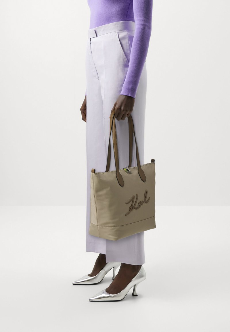 KARL LAGERFELD SIGNATURE TOTE - Velika torba - sand