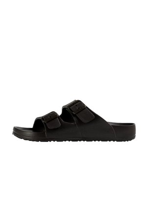 Sandalia negra tipo slide con punta abierta, dos correas ajustables con hebillas y suela texturizada, vista lateral sobre fondo blanco.