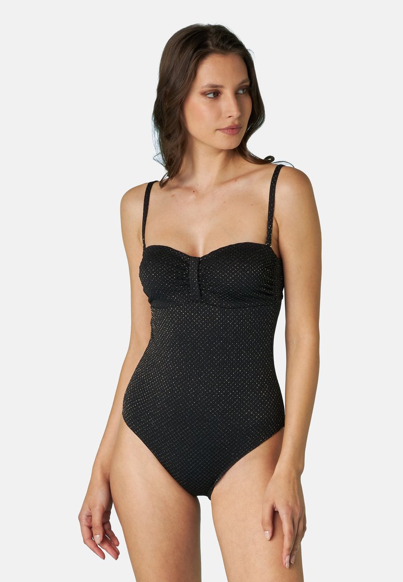 Costume da bagno intero nero con un motivo testurizzato, scollatura arricciata e spalline sottili regolabili. Presenta una forma aderente che accentua il punto vita.