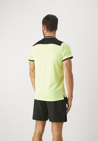 Nike Performance ADVTG - T-skjorte til trening - light lemon twist/black/bicoastal
