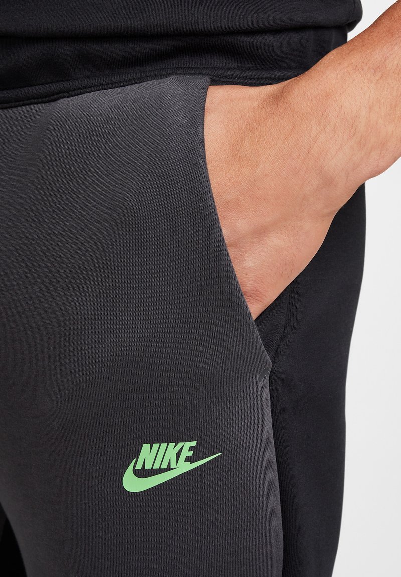 Nike Sportswear Pantalones deportivos black anthracite green