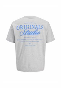 Siva bombažna majica s kratkimi rokavi in sproščenim krojem, na hrbtni strani z modrim napisom, ki vključuje besedi "ORIGINALS" in "Studio".