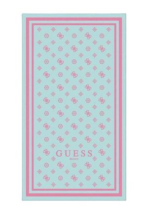 Asciugamano da spiaggia azzurro chiaro con accenti rosa. Presenta un motivo con logo ripetuto e bordi rifiniti. Il testo recita "GUESS BEACH" in rosa.
