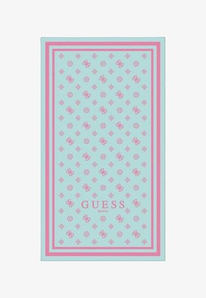 Asciugamano da spiaggia azzurro chiaro con accenti rosa. Presenta un motivo con logo ripetuto e bordi rifiniti. Il testo recita "GUESS BEACH" in rosa.