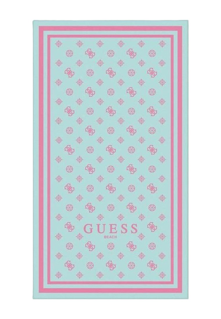 Asciugamano da spiaggia azzurro chiaro con accenti rosa. Presenta un motivo con logo ripetuto e bordi rifiniti. Il testo recita "GUESS BEACH" in rosa.