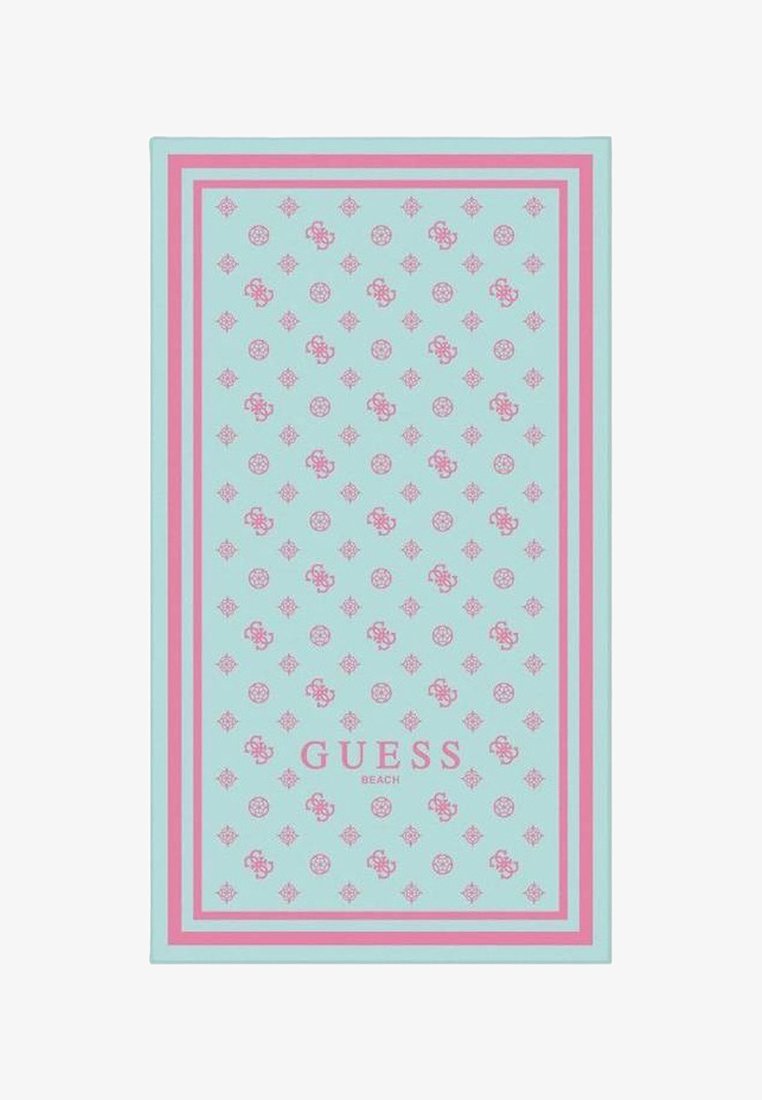 Asciugamano da spiaggia azzurro chiaro con accenti rosa. Presenta un motivo con logo ripetuto e bordi rifiniti. Il testo recita "GUESS BEACH" in rosa.