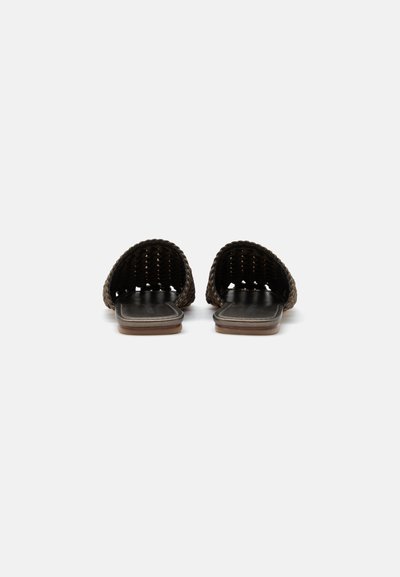 Paire de sandales en cuir tressé noir avec semelles plates marron, vues de dos sur fond blanc.
