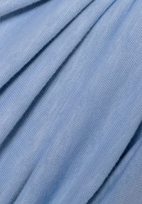 Lichtblauwe stof met een zachte, fijne gebreide textuur, met lichte kleurvariaties en een gedrapeerd uiterlijk.