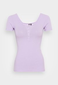 Lila ribbad topp med kort ärm och rundad halsringning, med en knappslå framtill och en figurnära silhuett.